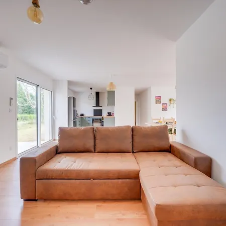 La Casa Semesterbostad Néac